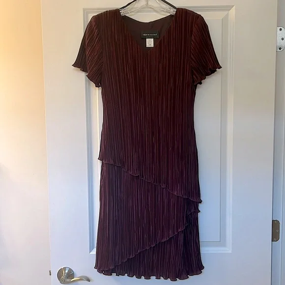 connected apparel | Dresses | Womens Connected Apparel Vneck Burgundy  Tiered Sheath Ss Dress Size Petite | Poshmark